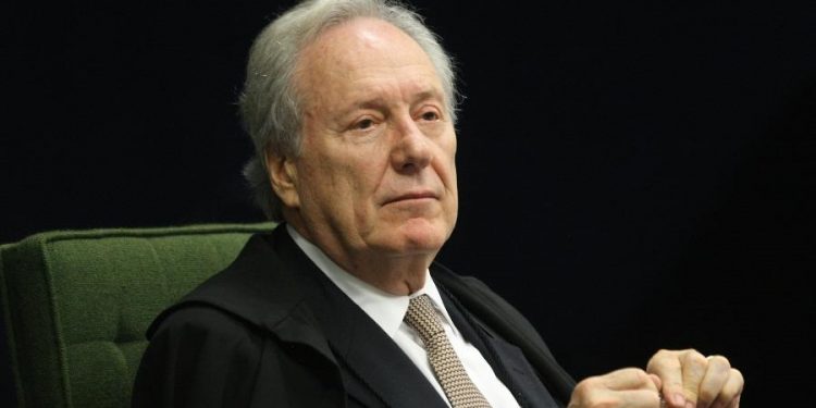 Ministro do STF suspende veto do MEC ao passaporte da vacina