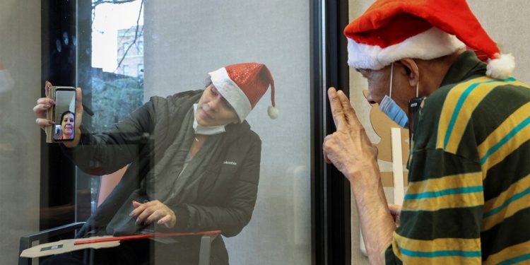 Máscara na ceia? Como se proteger da gripe e da ômicron nas festas