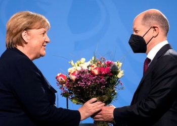 Olaf Scholz com Angela Merkel na entrega da Chancelaria (Foto: Markus Schreiber/AP)