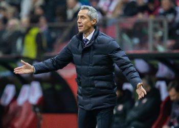 Paulo Sousa orienta jogadores da seleção da Polônia durante jogo contra a Hungria em novembro de 2021 (Foto: Mikolaj Barbanell/SOPA Images/LightRocket via Getty Images)