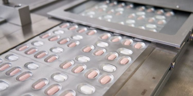 FDA autoriza uso emergencial de pílula da Pfizer contra a Covid-19