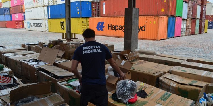 Receita Federal sofre debandada após corte de verba e reajuste a policiais