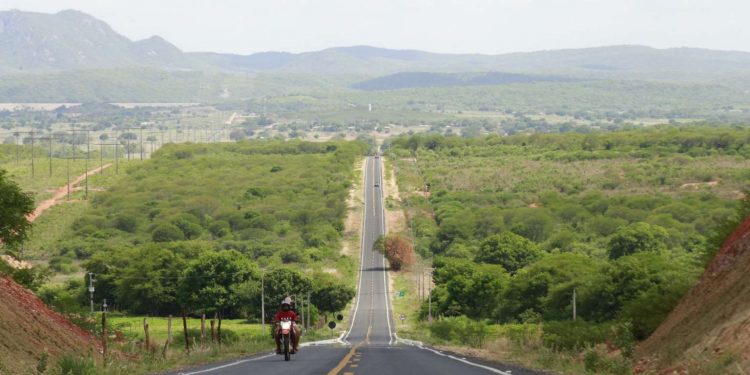 Governador Camilo Santana entrega obras que trazem desenvolvimento e geram empregos para o Cariri