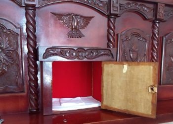 Suspeitos entraram na igreja durante a madrugada e arrombaram o Sacrário (Foto: Divulgação)