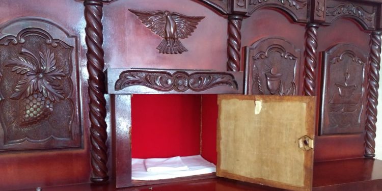 Duas âmbulas com hóstias consagradas são furtadas de capela em Barbalha