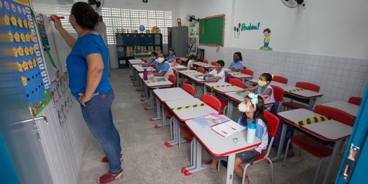 Prefeituras articulam abono a professores com restos do Fundeb, mas nova lei ameaça rateio