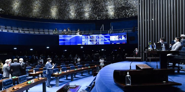 Senado aprova MP que cria Auxílio Brasil no valor de R$ 400