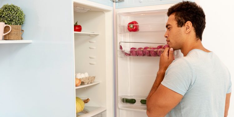 Comer alimentos com prazo de validade vencido faz mal à saúde? Entenda