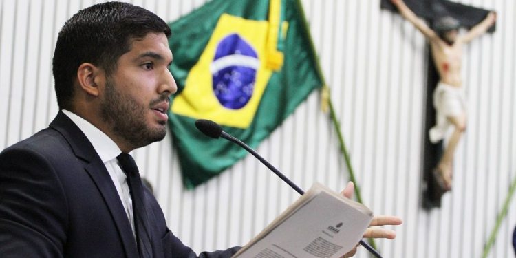 André Fernandes é investigado pelo Ministério Público por suposta funcionária fantasma na AL-CE