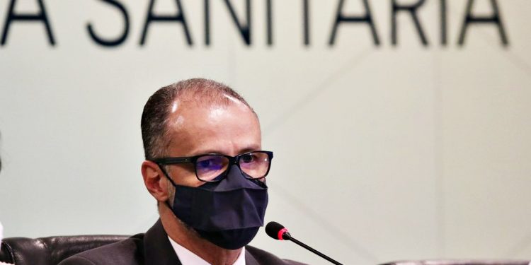 Presidente da Anvisa rebate ataque de Bolsonaro, diz que não tem nada a esconder e cobra retratação