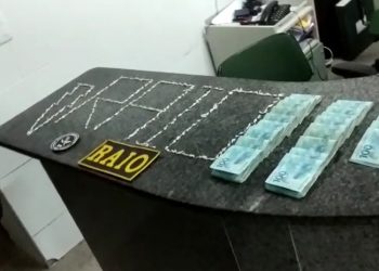 Equipe do Raio, da Polícia Militar apreendeu R$ 24.500,00 escondidos em caixa d'água (Foto: Divulgação/PMCE)