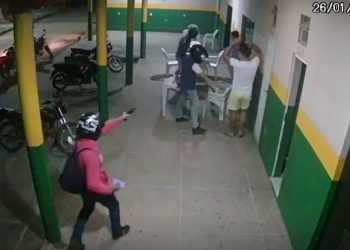 Criminosos revistaram clientes em busca de roubarem os pertences deles durante assalto no Ceará (Foto: Reprodução)