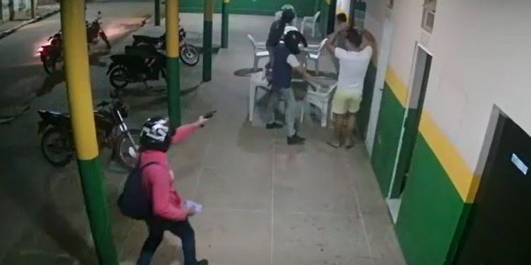 Grupo armado rende clientes, atira para cima e faz arrastão em posto de combustíveis em Tianguá