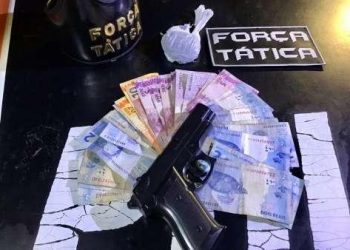 Material estava no quarto de casa onde o suspeito estava deitado (Foto: Divulgação/PMCE)