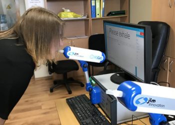 Com apenas 1 sopro, equipamento reconhece compostos liberados por células tumorais (Foto: Divulgação/Vogas)