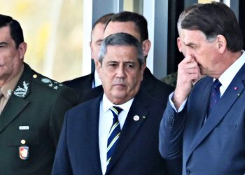 Paulo Sérgio, Braga Netto e Bolsonaro durante o polêmico desfile de blindados da Marinha que visou intimidar o Congresso no dia da votação acerca do voto impresso, sem sucesso (Foto: Evaristo Sá/AFP)