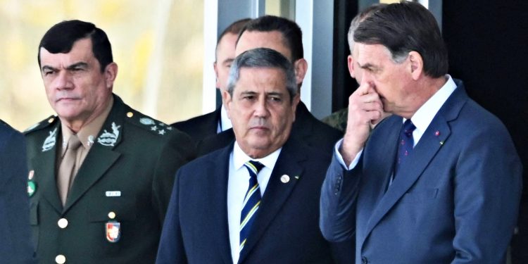 Afastamento de militares de Bolsonaro é sinalização a Lula
