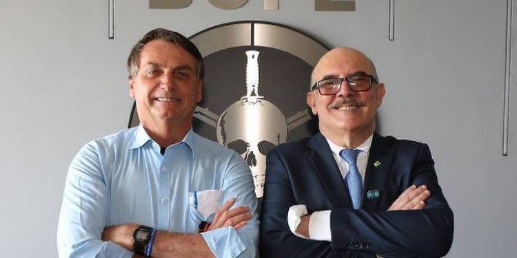 Governo Bolsonaro quer barrar reajuste de 33% no piso de professores