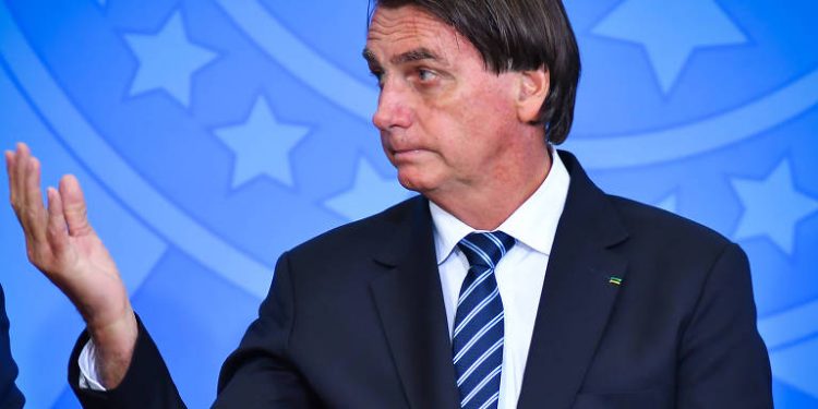 Bolsonaro diz que vai conceder reajuste a professores ‘no máximo que a lei permite’