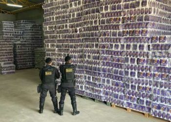 Polícia recupera mais de 2 mil fardos de papel higiênico em Brejo Santo (Foto: Reprodução/PMCE)