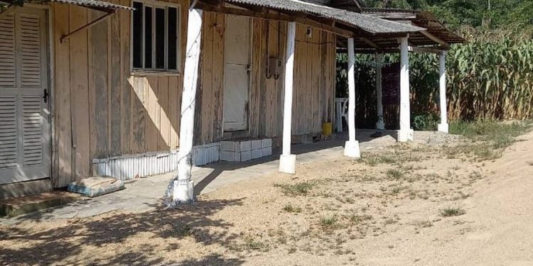 Ex-companheiro esfaqueia mulher 20 vezes na frente dos filhos