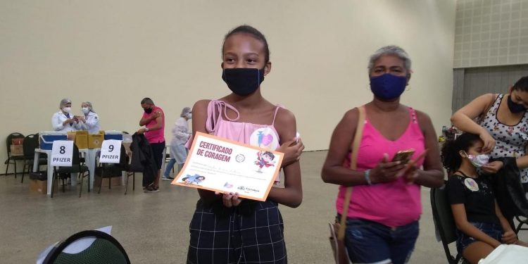 Estudante de 11 anos é a primeira a receber vacina pediátrica contra a Covid-19 no Ceará