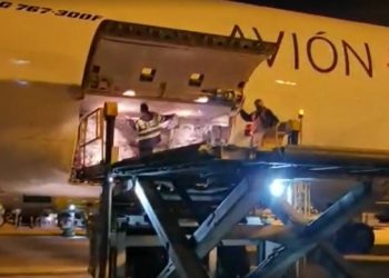 Doses da vacina da Pfizer para crianças são desembarcadas no Aeroporto de Viracopos (SP) (Foto: Reprodução/Imagens cedidas por ALFTV-REC. FEDERAL)