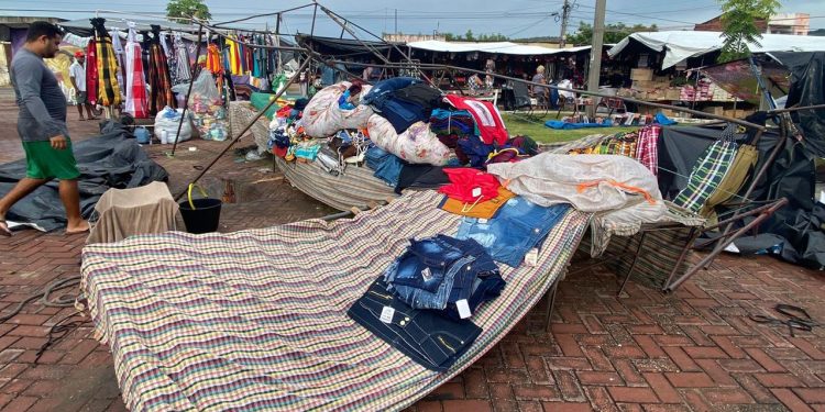 Chuva derruba barracas em frente ao Centro de Apoio aos Romeiros em Juazeiro do Norte