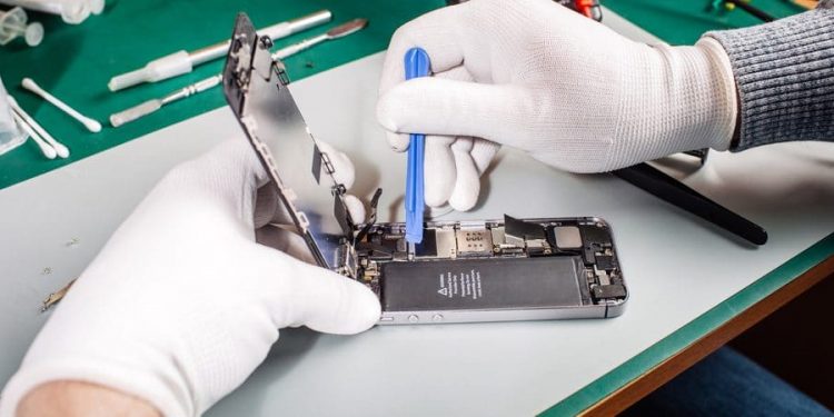 O que fazer quando o celular começa a desligar sozinho?