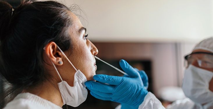 Covid: Como lidar com a ômicron diante do aumento de infecções?