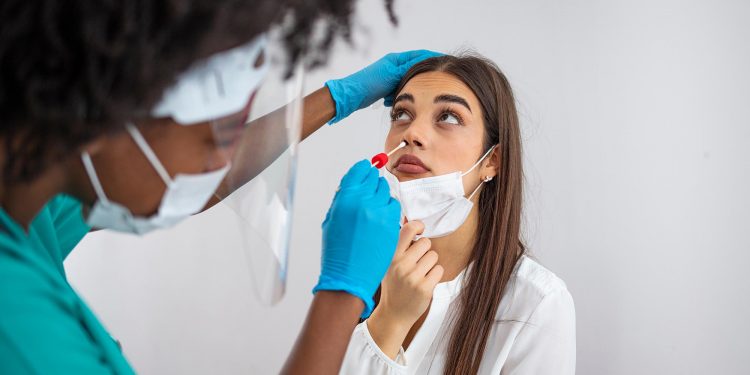 Número de brasileiros que diz ter tido Covid-19 é o dobro do oficial