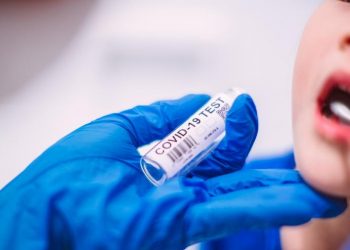 Teste para detectar Covid-19 desenvolvido por brasileiros usa amostra de soro sanguíneo ou de saliva (Foto: Getty Images)