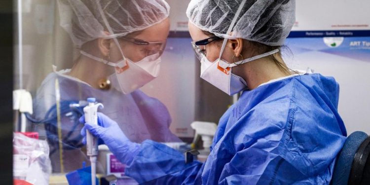 Flurona: Israel detecta primeiro caso de dupla infecção por Covid e gripe