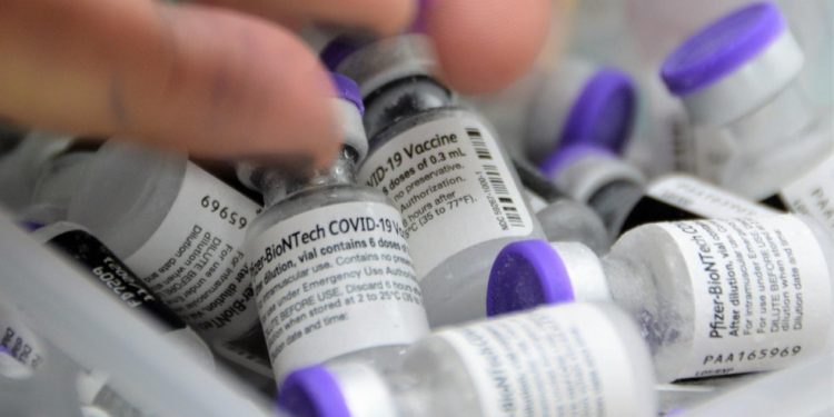 Covid-19: Pfizer e BioNTech iniciam estudos clínicos de vacina contra variante ômicron