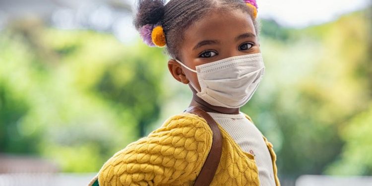 Férias acabando e à espera de vacina; é seguro mandar crianças à escola?