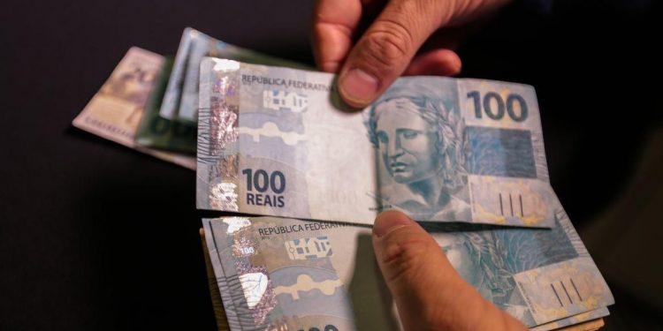 Brasileiros têm R$ 8 bilhões a receber de bancos; veja como consultar