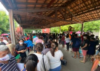 Pais dentro Escola de Ensino Médio Adauto Bezerra, no Bairro Santa Tereza, em Juazeiro do Norte (Foto: Lorena Tavares/SVM)