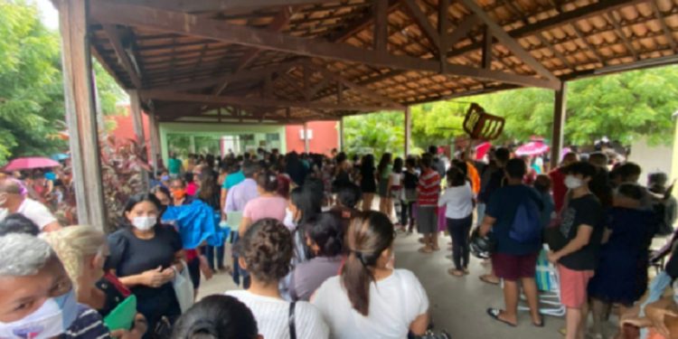 Pais dentro Escola de Ensino Médio Adauto Bezerra, no Bairro Santa Tereza, em Juazeiro do Norte (Foto: Lorena Tavares/SVM)