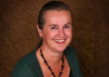 Hana Horka tinha 57 anos e integrava a banda tcheca Asonance. Ela morreu de Covid-19 no último domingo (16) (Foto: Reprodução/Facebook/Asonance)