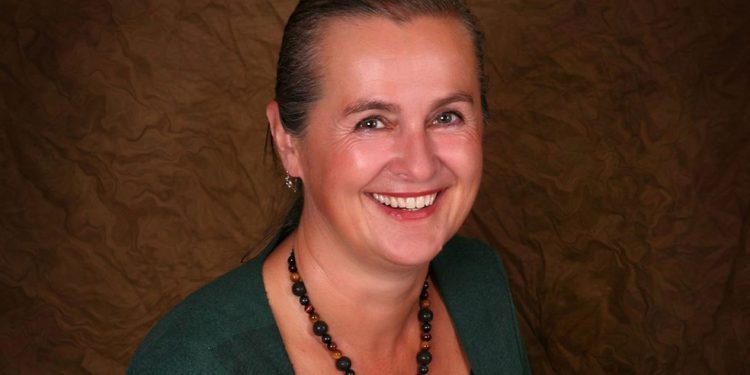 Cantora antivacina morre após pegar Covid de propósito