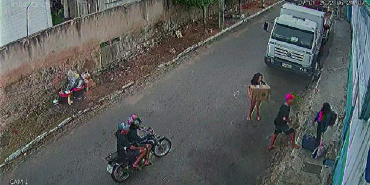 Ladrões em uma moto abordam mulheres na rua e escolhem qual pacote levar, em Juazeiro do Norte
