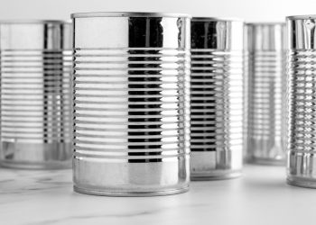 Como abrir uma lata de metal sem um abridor?