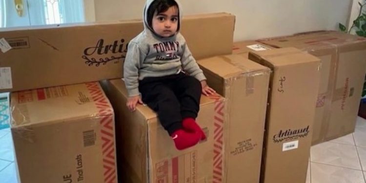 Menino de dois anos compra mais de R$ 10 mil em móveis com celular da mãe