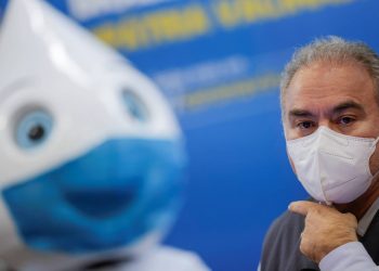 Marcelo Queiroga ao lado do personagam do Zé Gotinha (Foto: Ueslei Marcelino/Reuters)