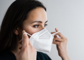 Máscara é a mais adequada para proteger contra o coronavírus (Foto: Shutterstock)