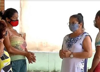 Mulher se comoveu com a situação de seis crianças e acolheu toda a família em Juazeiro do Norte (Foto: Reprodução/TVM)