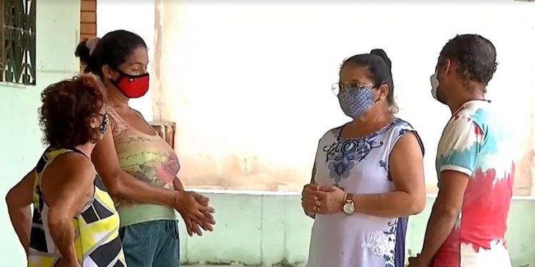 Mulher abriga família com nove pessoas despejadas de casa por não conseguirem pagar aluguel, em Juazeiro do Norte
