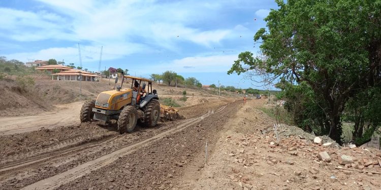 Com metade dos serviços executados, trecho da CE-380 em Barro vai facilitar o transporte entre Ceará e Paraíba