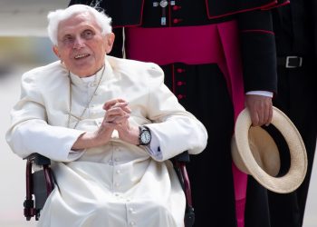 O papa emérito Bento XVI posa para foto no aeroporto de Munique, sul da Alemanha, em 22 de junho de 2020. Bento XVI retorna ao Vaticano da Alemanha, onde estava visitando seu irmão doente (Foto: Sven Hoppe/Pool/AFP)