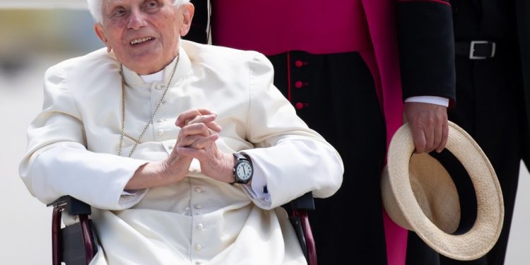 Bento XVI acobertou casos de pedofilia na Alemanha, diz relatório